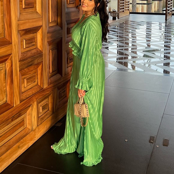 Green Crinkled Boohoo Occasion Dress - Long Sleeve Maxi with Side Slit - US 10 - Picture 3 of 5